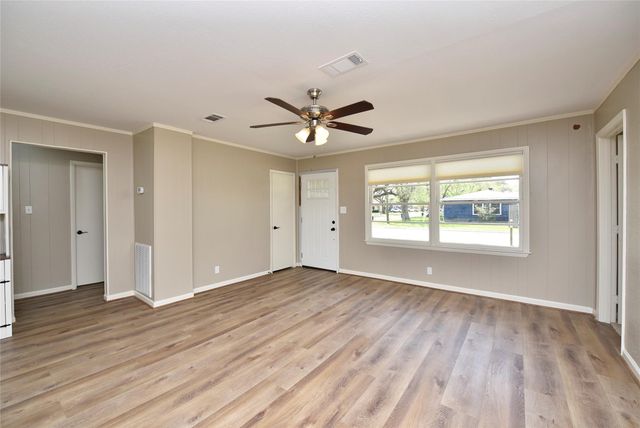 105 W Saunders Street, League City, TX 77573