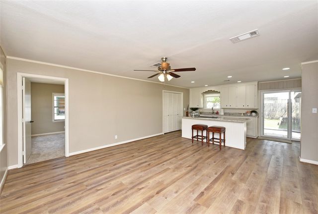 105 W Saunders Street, League City, TX 77573