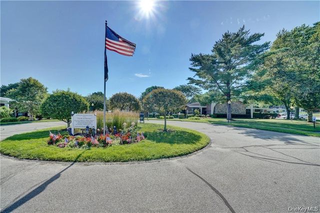 17 Hastings Court A, Jefferson Valley, NY 10598