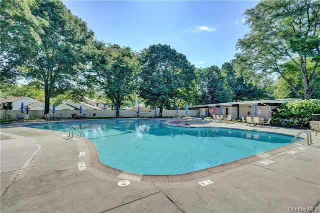 17 Hastings Court A, Jefferson Valley, NY 10598