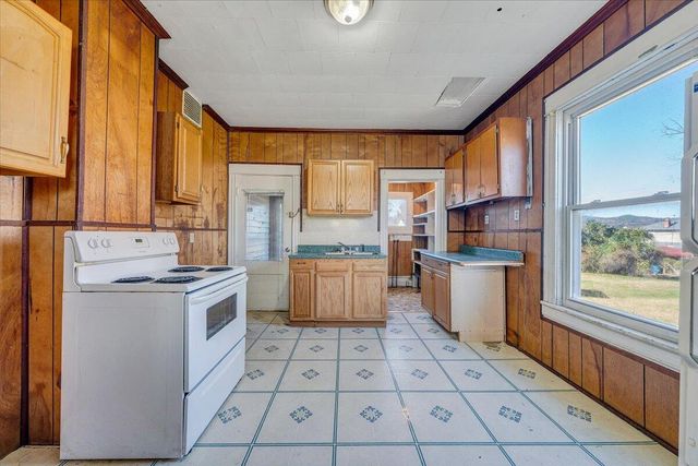 E 228 Beech ST, Covington, VA 24426