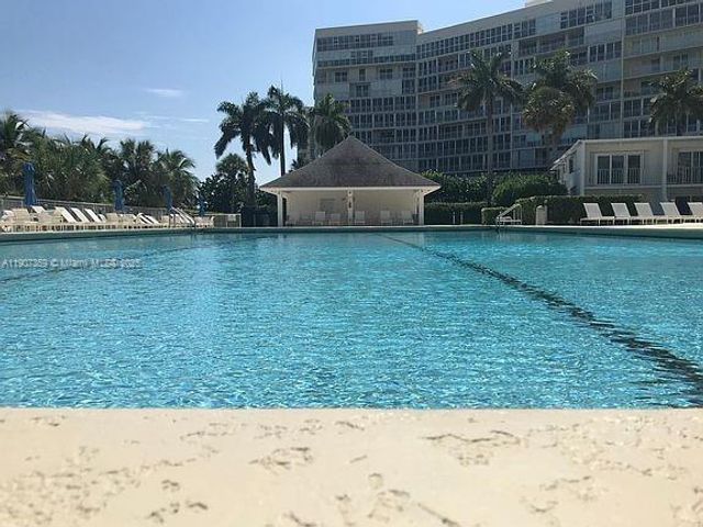 881 Ocean Dr TH11, Key Biscayne, FL 33149