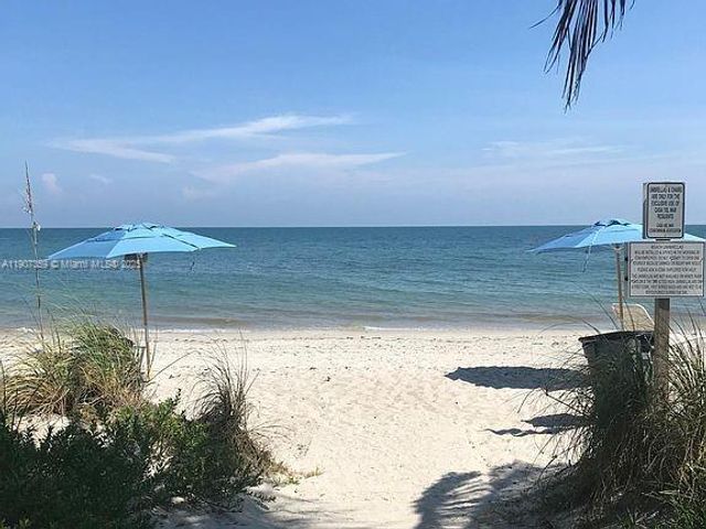 881 Ocean Dr TH11, Key Biscayne, FL 33149