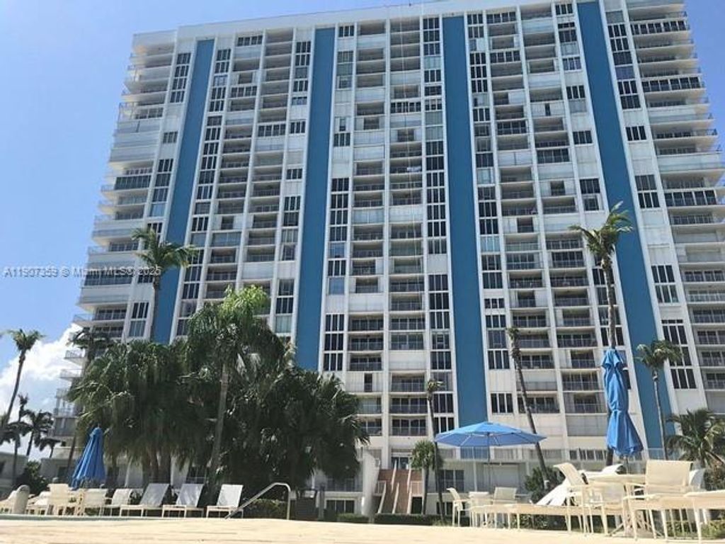 881 Ocean Dr TH11, Key Biscayne, FL 33149