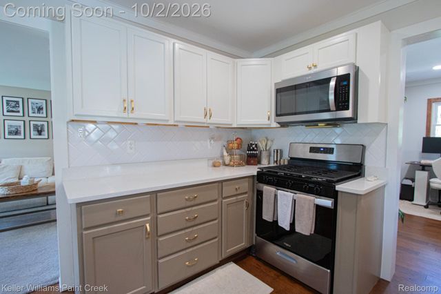 7685 Metz Drive, Shelby Charter Township, MI 48316