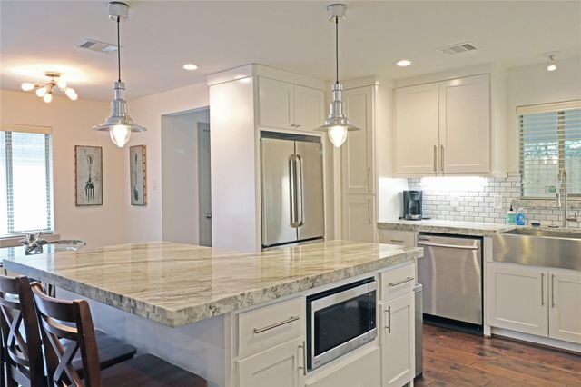 5527 Valkeith Drive, Houston, TX 77096
