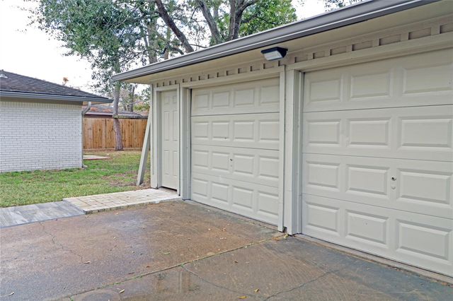 5527 Valkeith Drive, Houston, TX 77096