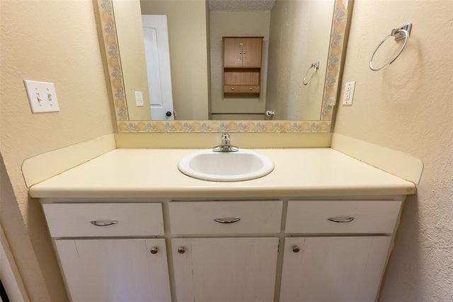 304 Jarman Circle, Mcloud, OK 74851