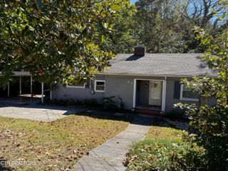 27 Outer Drive, Oak Ridge, TN 37830