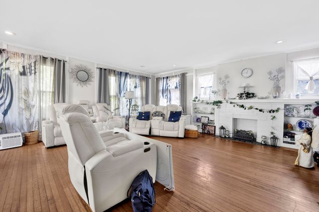 7515 S East End Avenue, Chicago, IL 60649