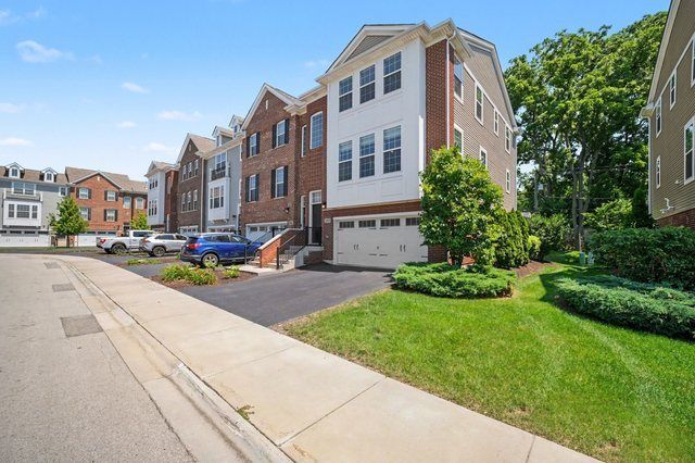 2492 Huntleigh Lane, Woodridge, IL 60517