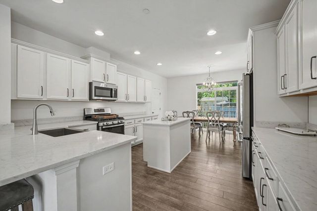 2492 Huntleigh Lane, Woodridge, IL 60517