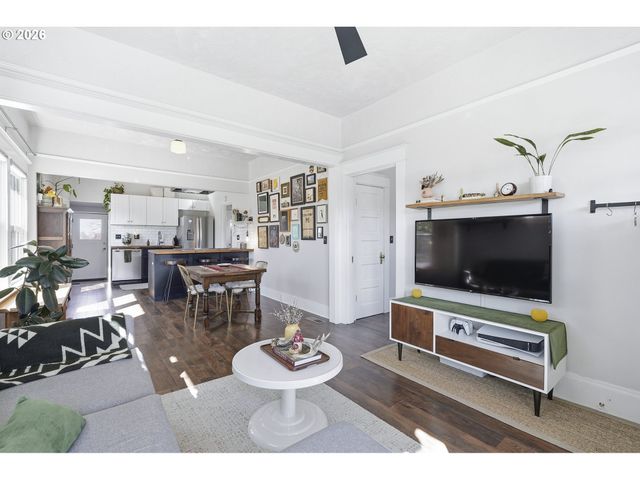 6855 Ne SISKIYOU St, Portland, OR 97213