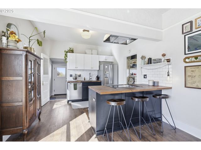 6855 Ne SISKIYOU St, Portland, OR 97213