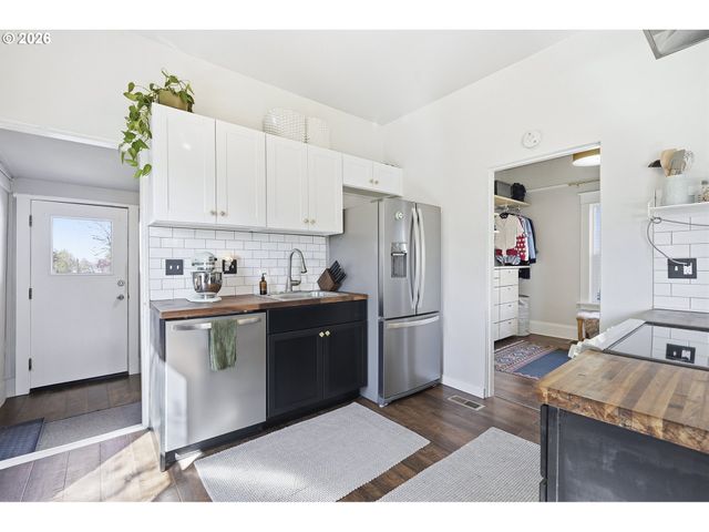 6855 Ne SISKIYOU St, Portland, OR 97213