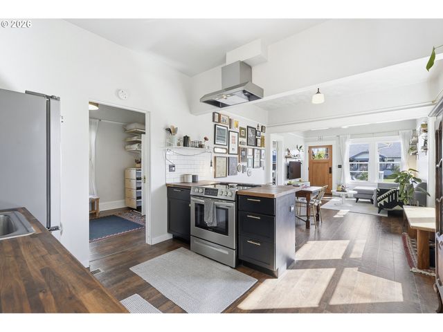 6855 Ne SISKIYOU St, Portland, OR 97213