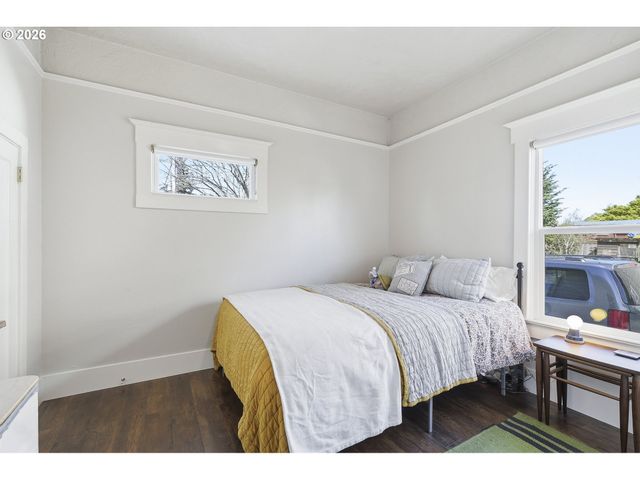 6855 Ne SISKIYOU St, Portland, OR 97213