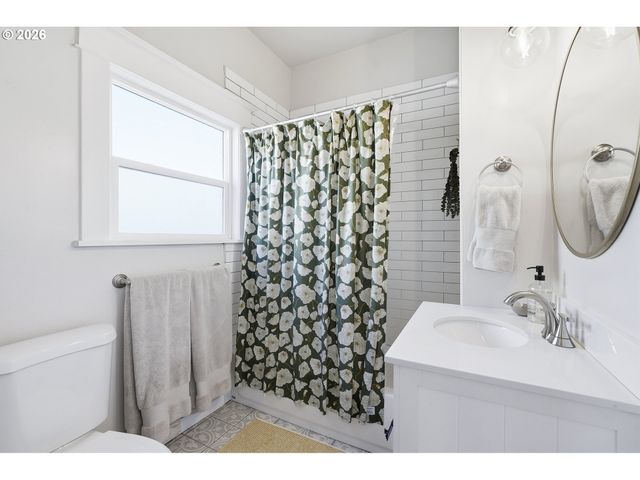 6855 Ne SISKIYOU St, Portland, OR 97213