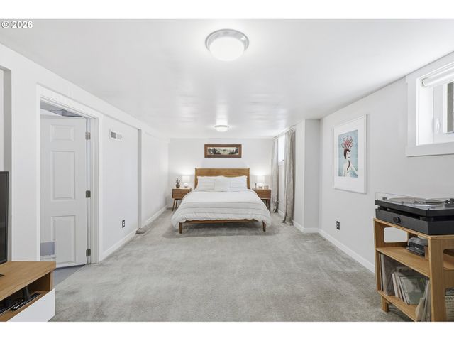 6855 Ne SISKIYOU St, Portland, OR 97213