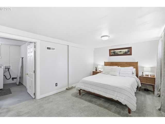 6855 Ne SISKIYOU St, Portland, OR 97213