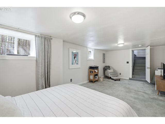 6855 Ne SISKIYOU St, Portland, OR 97213