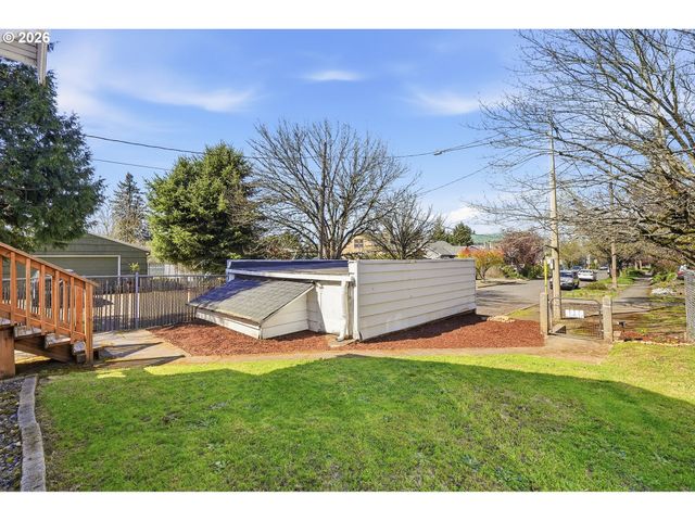 6855 Ne SISKIYOU St, Portland, OR 97213