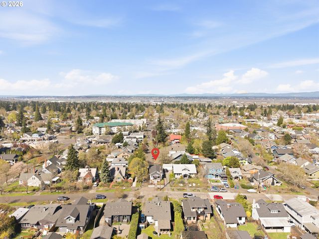 6855 Ne SISKIYOU St, Portland, OR 97213