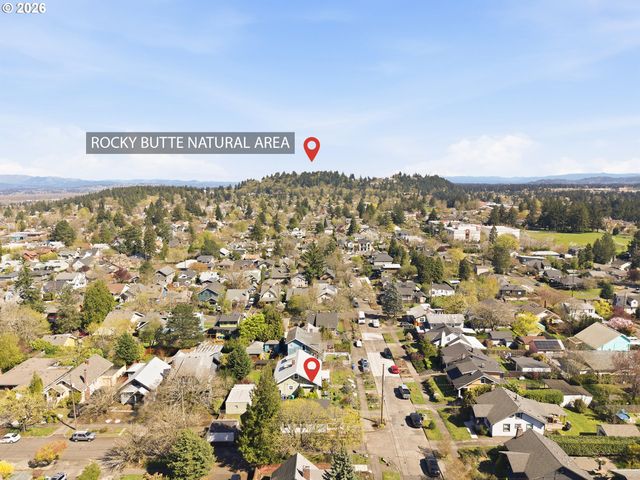 6855 Ne SISKIYOU St, Portland, OR 97213