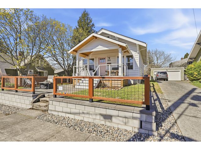 6855 Ne SISKIYOU St, Portland, OR 97213