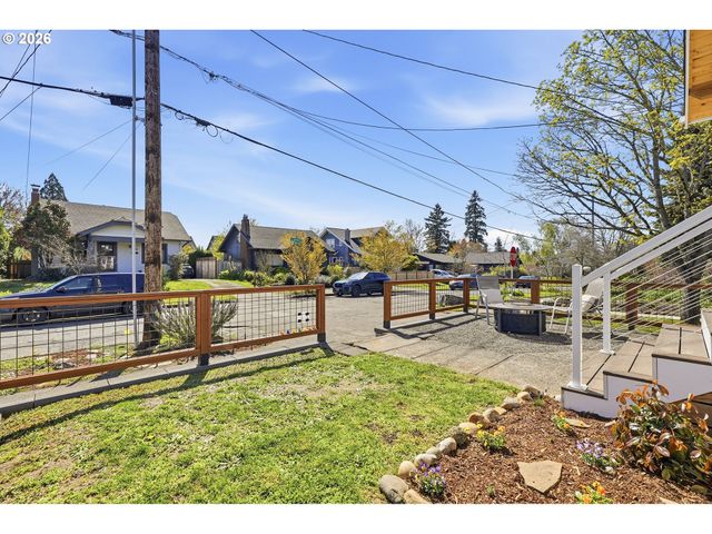 6855 Ne SISKIYOU St, Portland, OR 97213