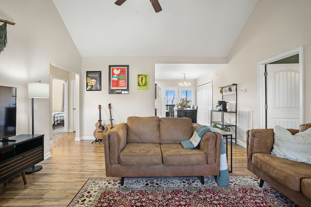 556 Skyview Dr, Ashland City, TN 37015