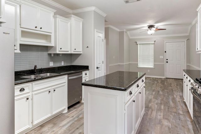 227 Green Leaf Street, Huntsville, TX 77340