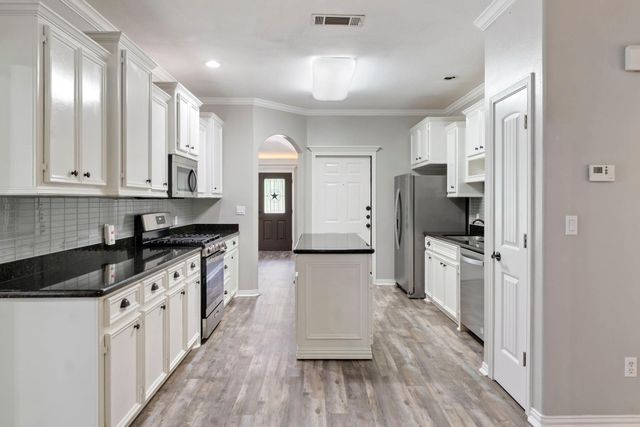 227 Green Leaf Street, Huntsville, TX 77340