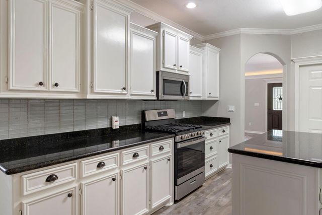 227 Green Leaf Street, Huntsville, TX 77340