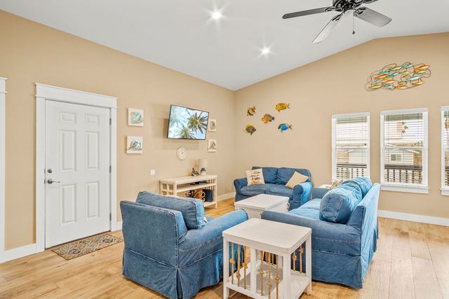423 S 7th St, Port Aransas, TX 78373