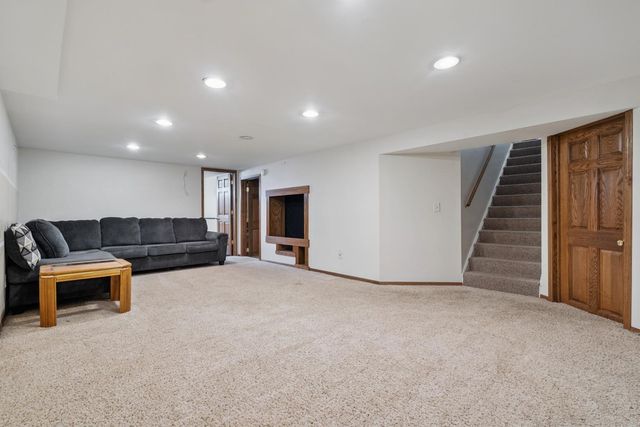 201 12th Ave NE, Independence, IA 50644