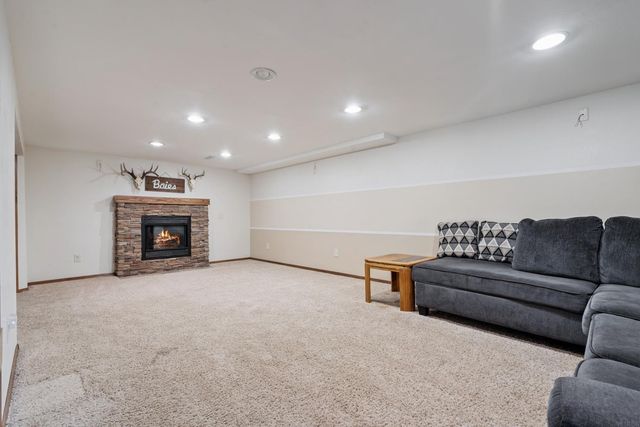 201 12th Ave NE, Independence, IA 50644