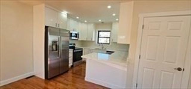 31 Niagara St, Fall River, MA 02721