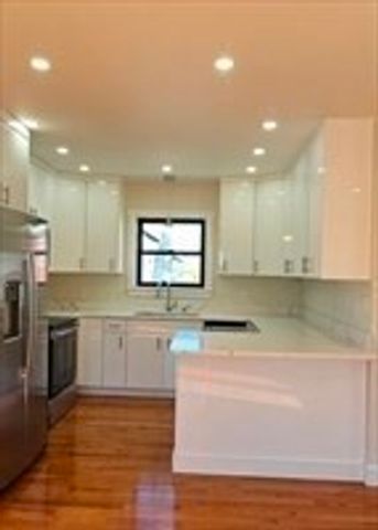 31 Niagara St, Fall River, MA 02721