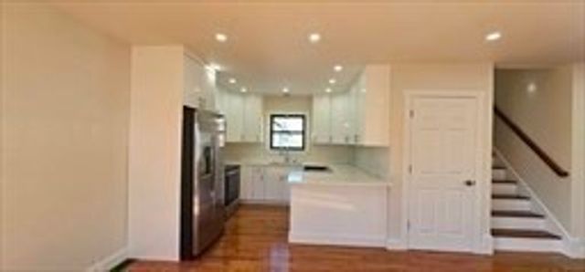 31 Niagara St, Fall River, MA 02721