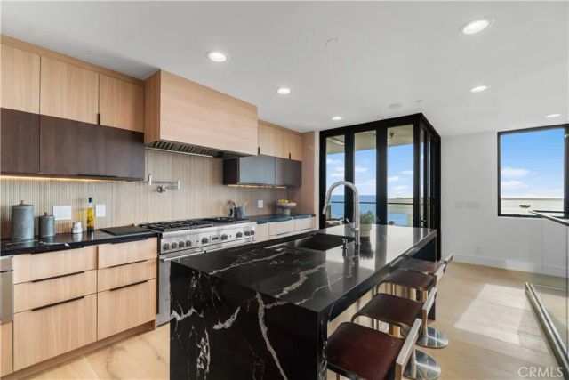 214 El Porto Street, Manhattan Beach, CA 90266