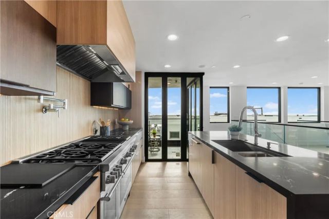 214 El Porto Street, Manhattan Beach, CA 90266