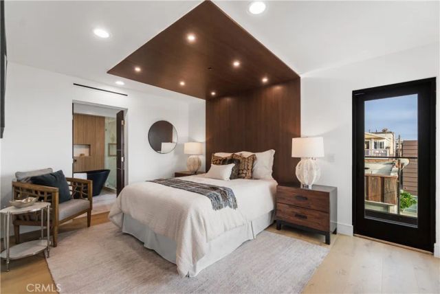 214 El Porto Street, Manhattan Beach, CA 90266