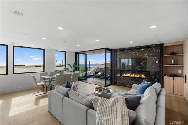 214 El Porto Street, Manhattan Beach, CA 90266