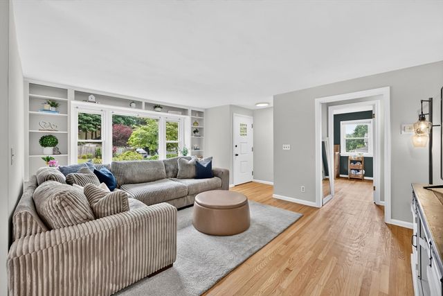 37 High St, East Longmeadow, MA 01028