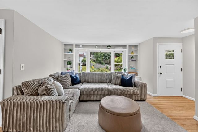 37 High St, East Longmeadow, MA 01028