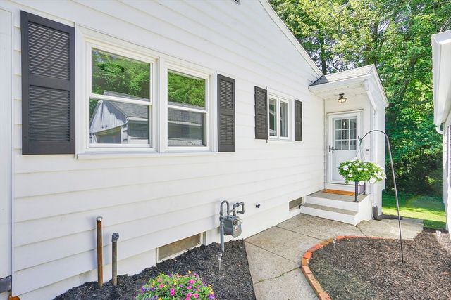 37 High St, East Longmeadow, MA 01028
