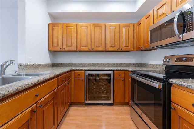 59 SE 3rd Ave 59, Hallandale Beach, FL 33009