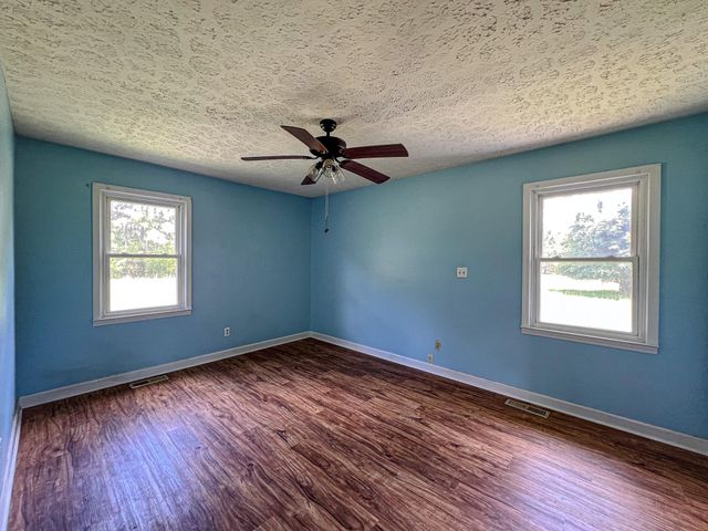 320 New Farm Rd., Hemingway, SC 29554