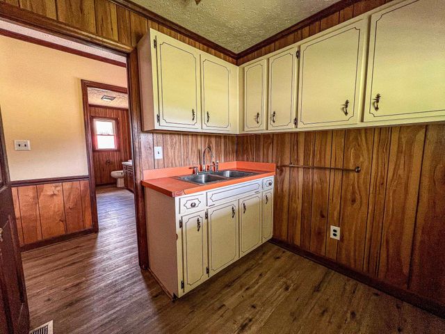 320 New Farm Rd., Hemingway, SC 29554